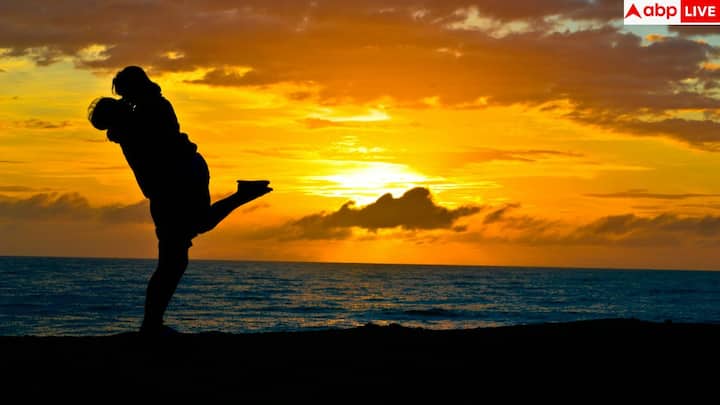 Certain patterns in girls' behavior also begin to show that indicate a relationship is no longer the same. If these signs are recognized early, heartbreak can be avoided.