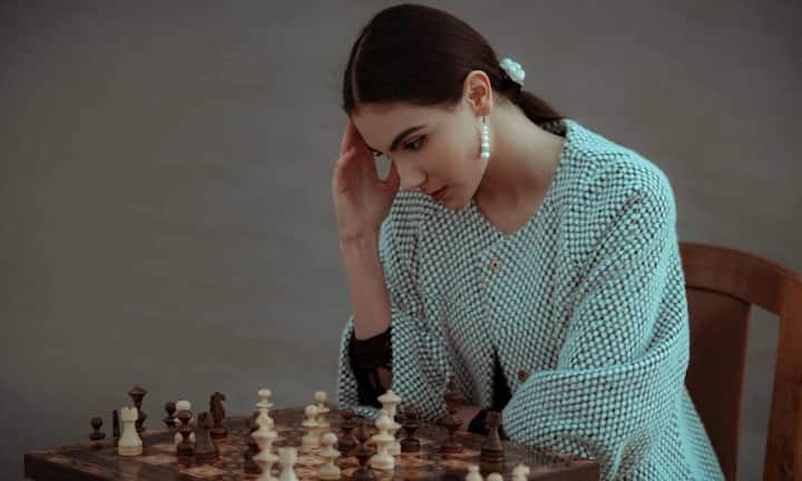 In a UCL study, nearly 6,000 people in Britain were followed for 25 years. Initially, none had heart disease or dementia. However, those with higher blood troponin levels, indicating even small levels of heart damage, were found to have a significantly higher risk of developing dementia later in life.