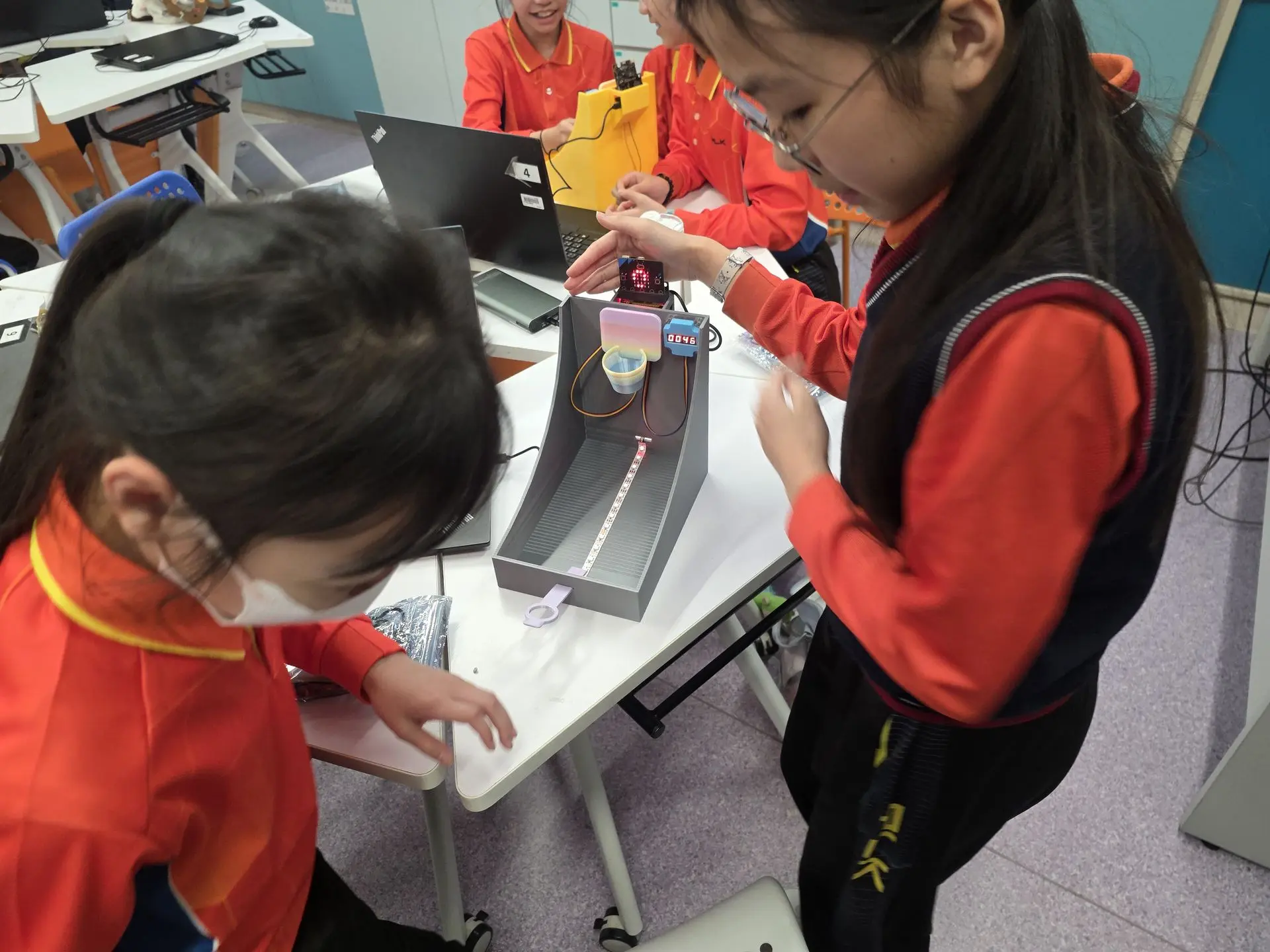 保良局方王錦全小學同學們的上課情況