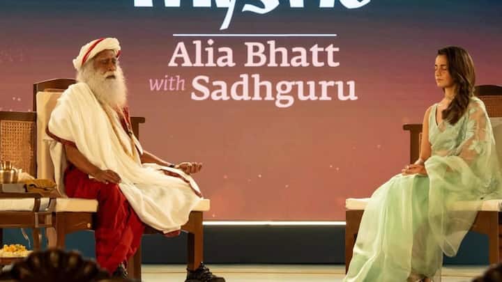 Sadhguru offered a simple yet profound response to Alia Bhatt's question. He said that parents who are constantly worried don't make good parents. He believes that in raising children, it's more important to maintain balance and calm rather than excessive worry. A stable and positive parenting environment will directly impact the child's environment.