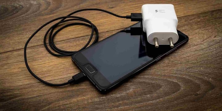 Checking this code can help ensure your charger is safe and can be used safely for a long time. Using the correct charger significantly reduces the risk of problems like overheating, short circuits, or electric shock. It also protects your smartphone's battery and performance.