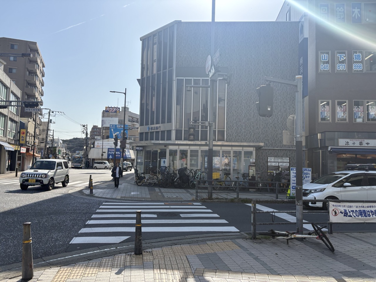 交差点を横浜銀行の方に渡る