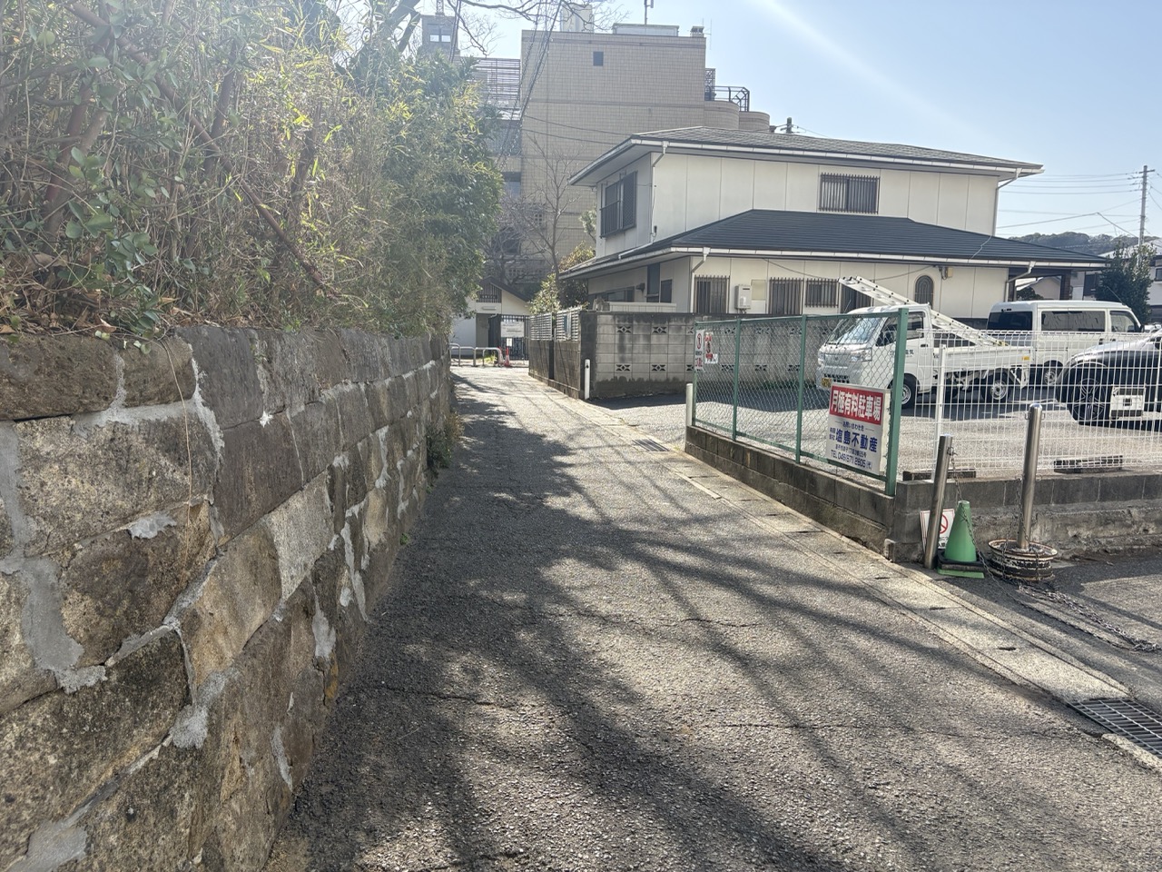 神社の脇をまっすぐ進む