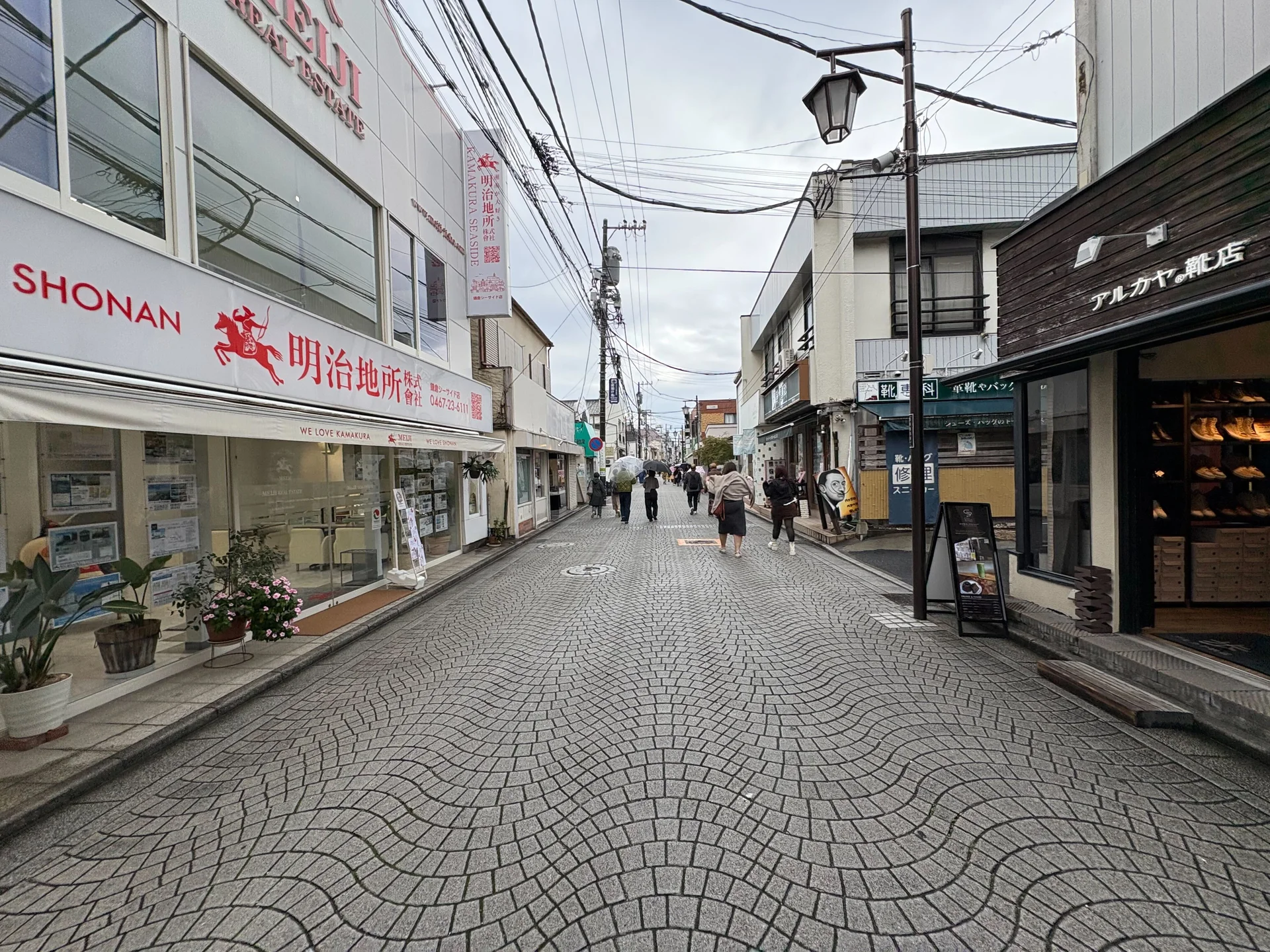 明治地所の向かいにある小道へ右折します