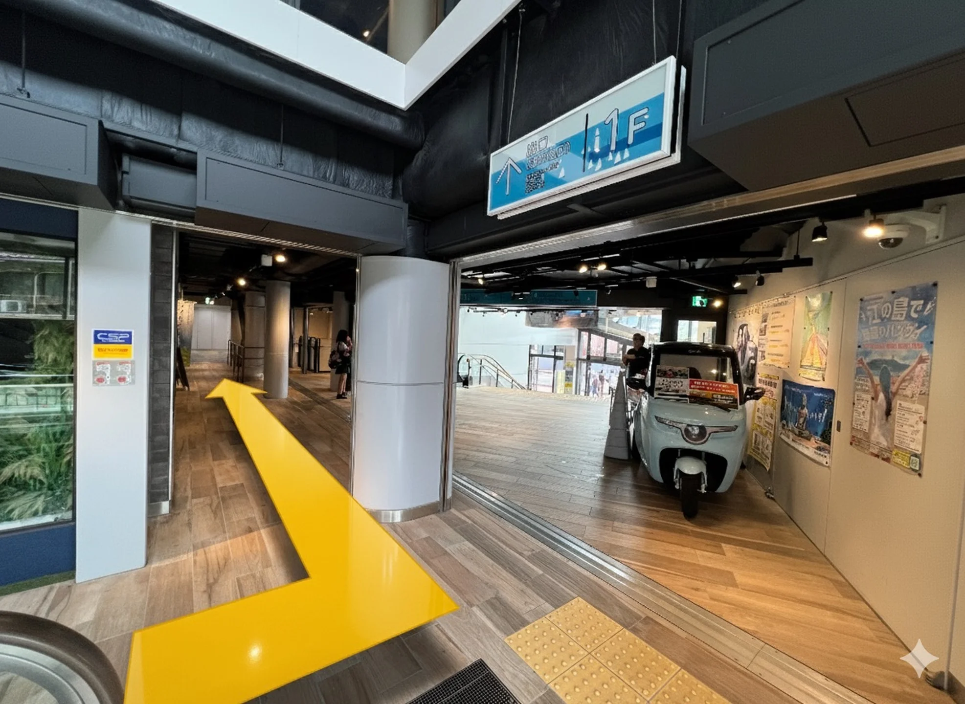 1Fのエスカレータを降りたら、左手の鎌倉出口の方向へ