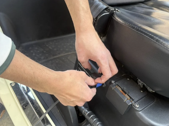 1. 青い部分を持ち、プラグを左へひねり差込口から取り外します。