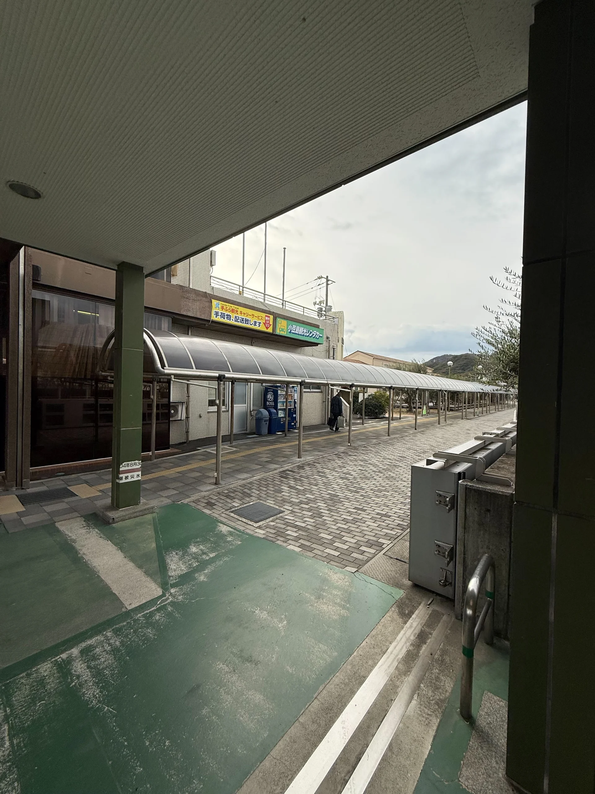 アーチに沿って右手側、大型フェリー乗り場へ向かいます