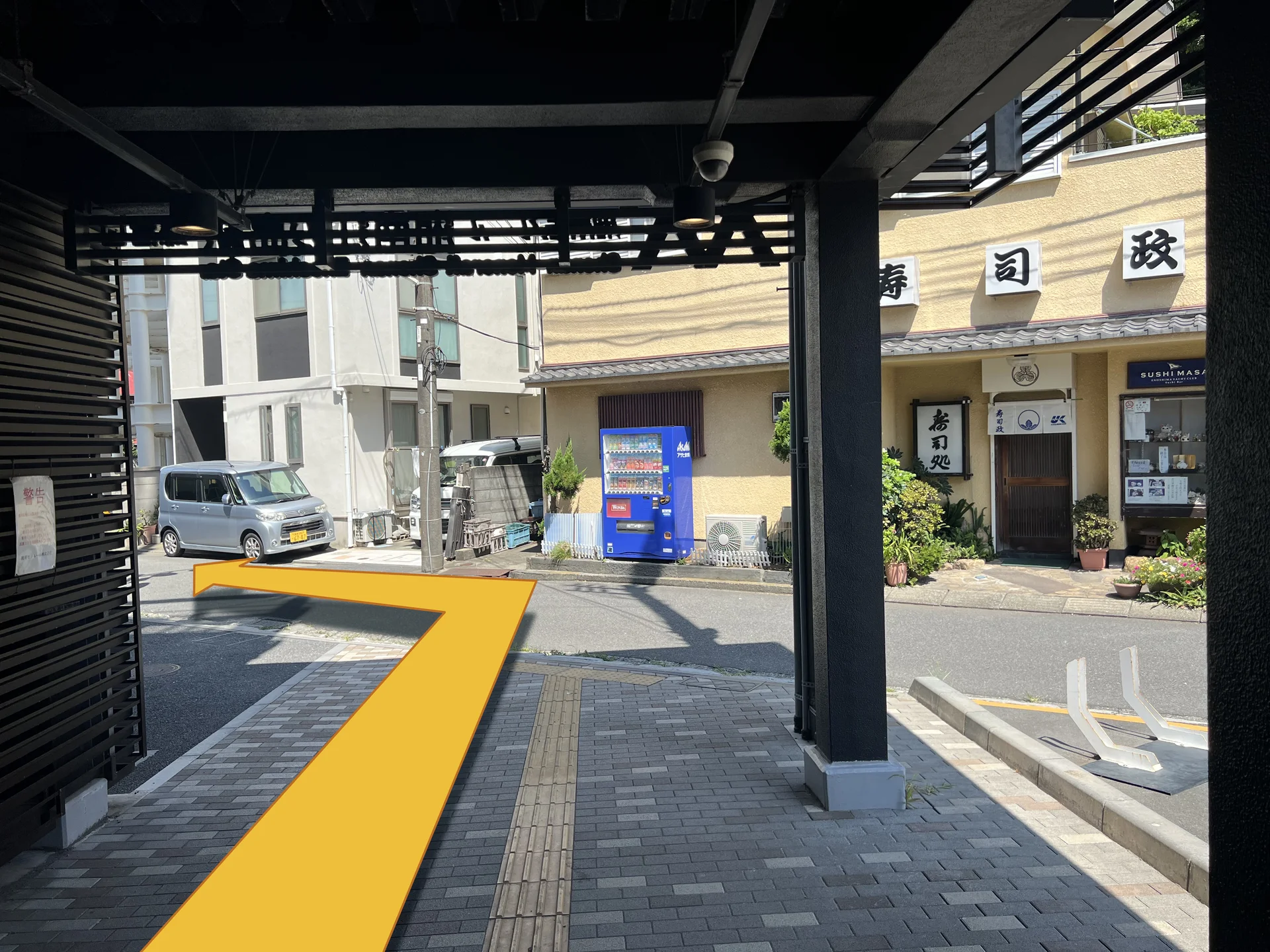 外に出たら左に向かいます。