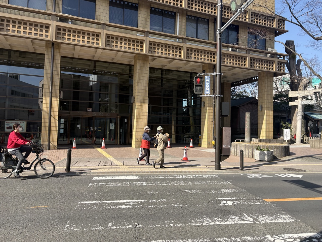 市役所前です。横断歩道を渡り、右に曲がる