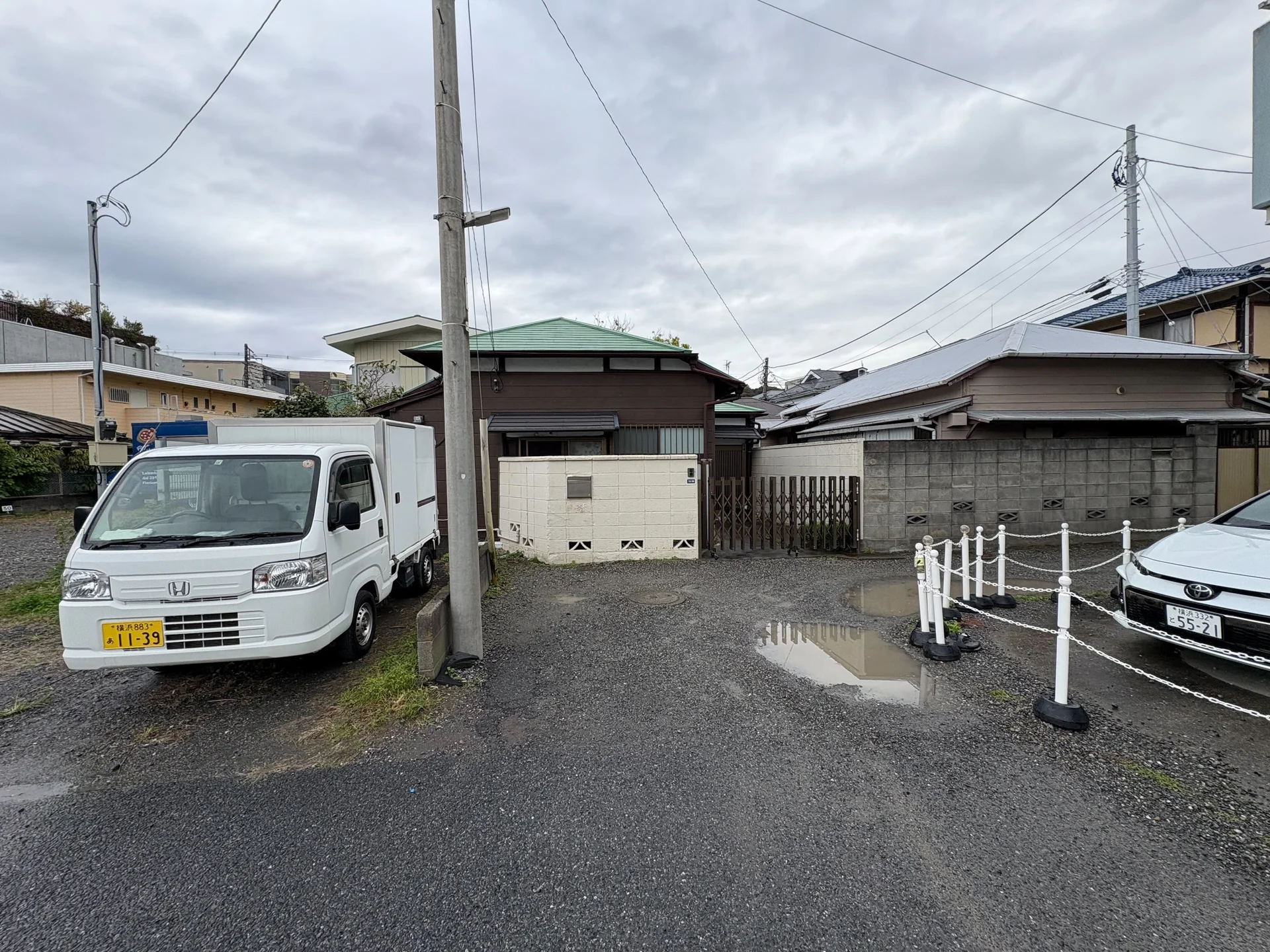 まっすぐ進み突き当たりを道なりに右折