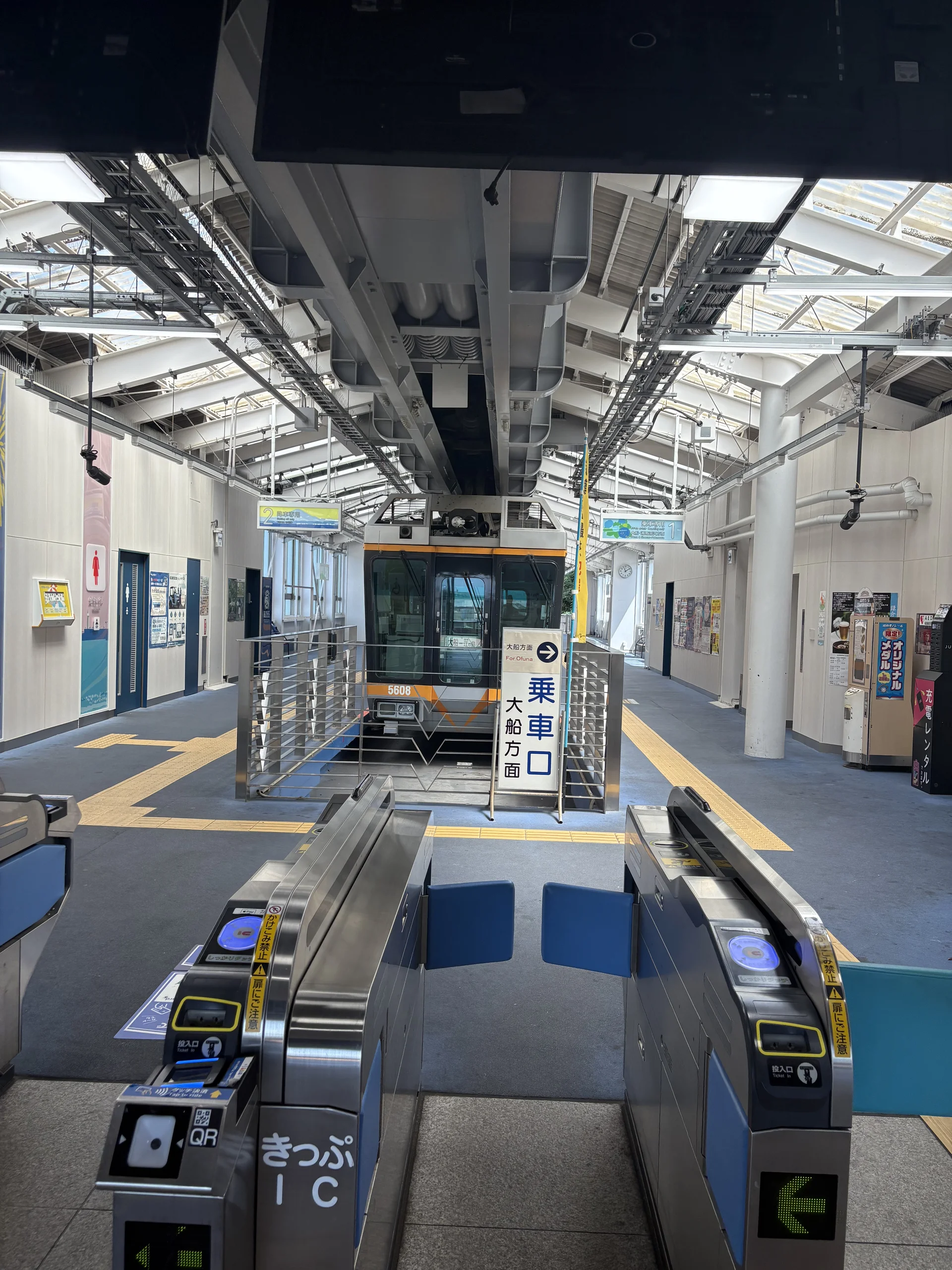 モノレール湘南江の島駅改札(5F)を出て、1Fに降ります