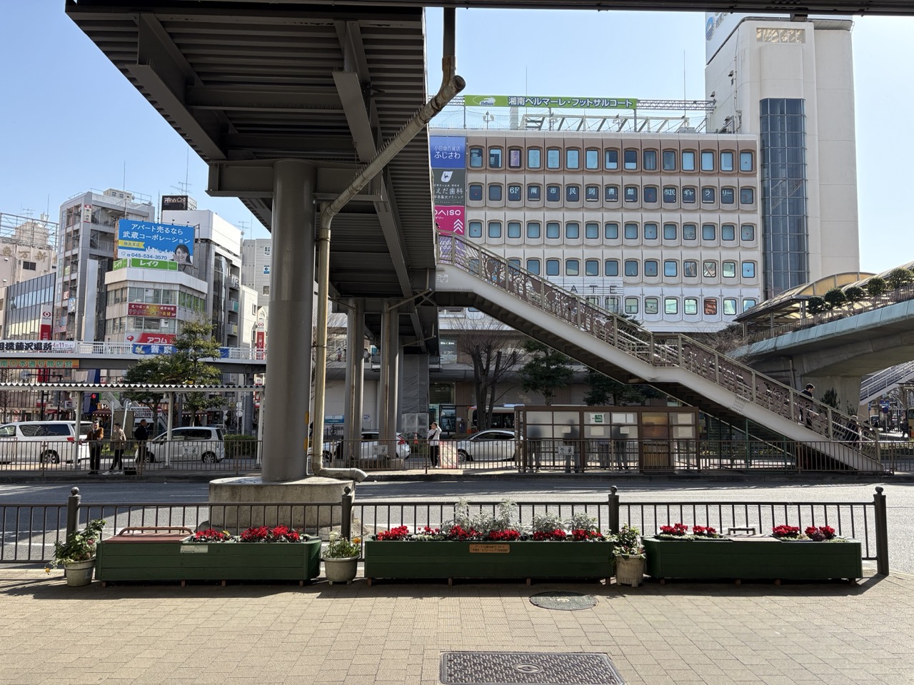 藤沢駅南口1Fから外に出ます。右手方向に進む