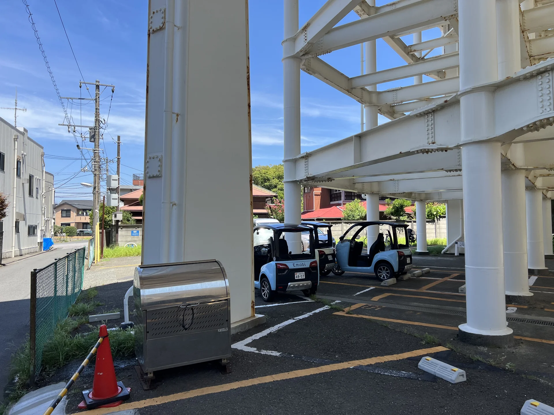 右側の駐車場に車両が見えてきます。奥の駐車場入口へ