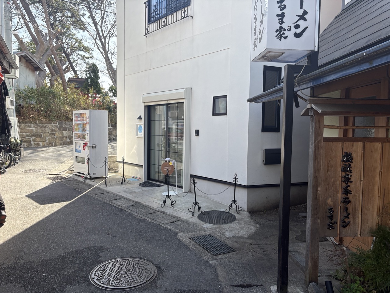 ラーメンだるま屋の隣を通過