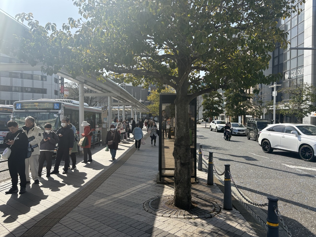 改札口を出て真っすぐ交差点まで進みます