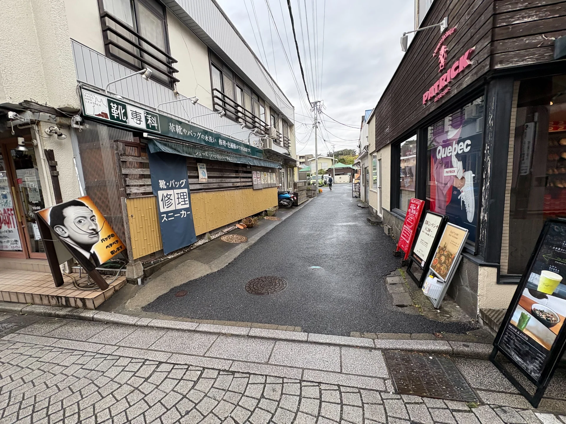 靴専科とアルカヤ靴店PATRICKの間にある小道です