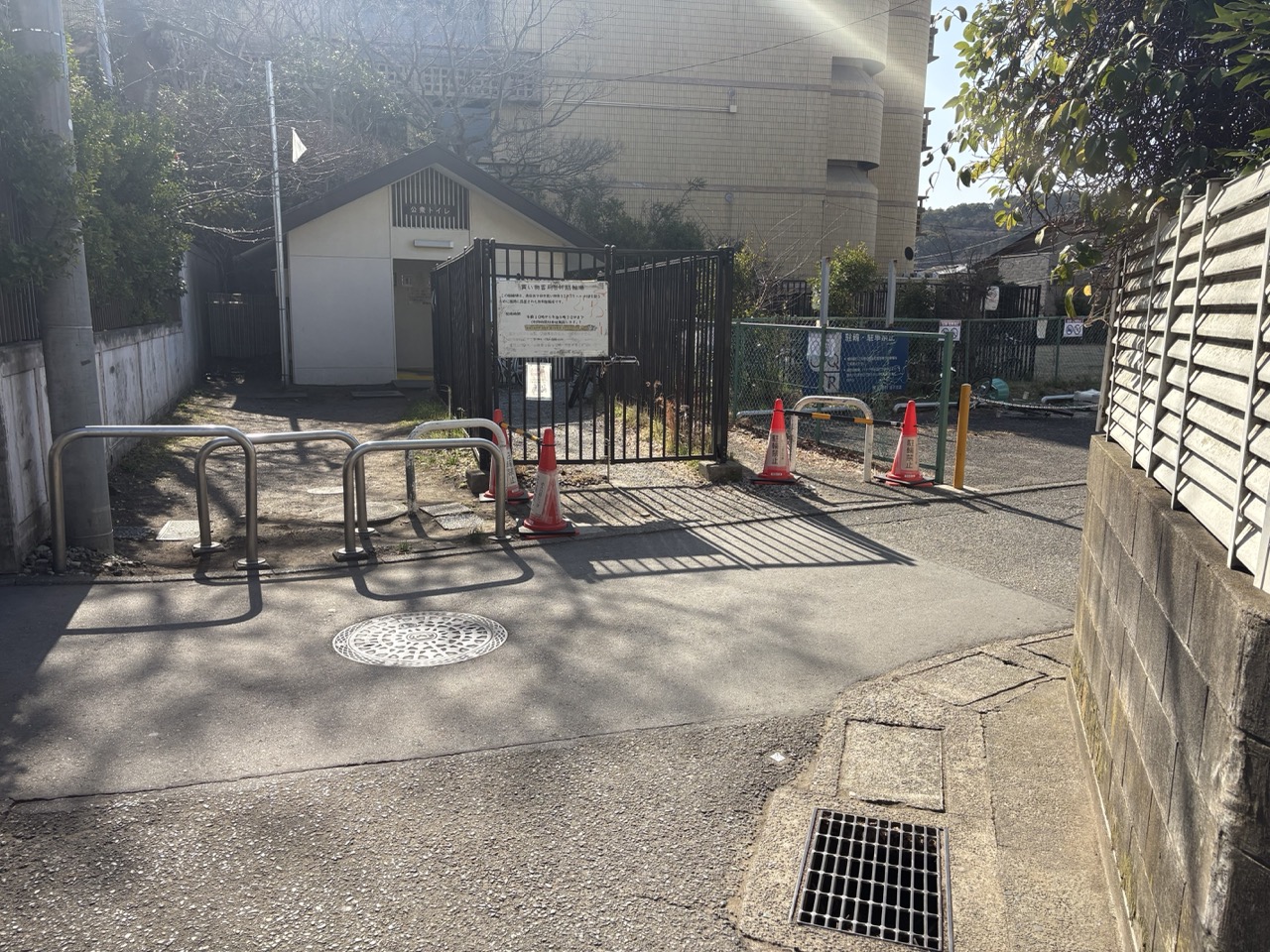 突き当たりを右に曲がる