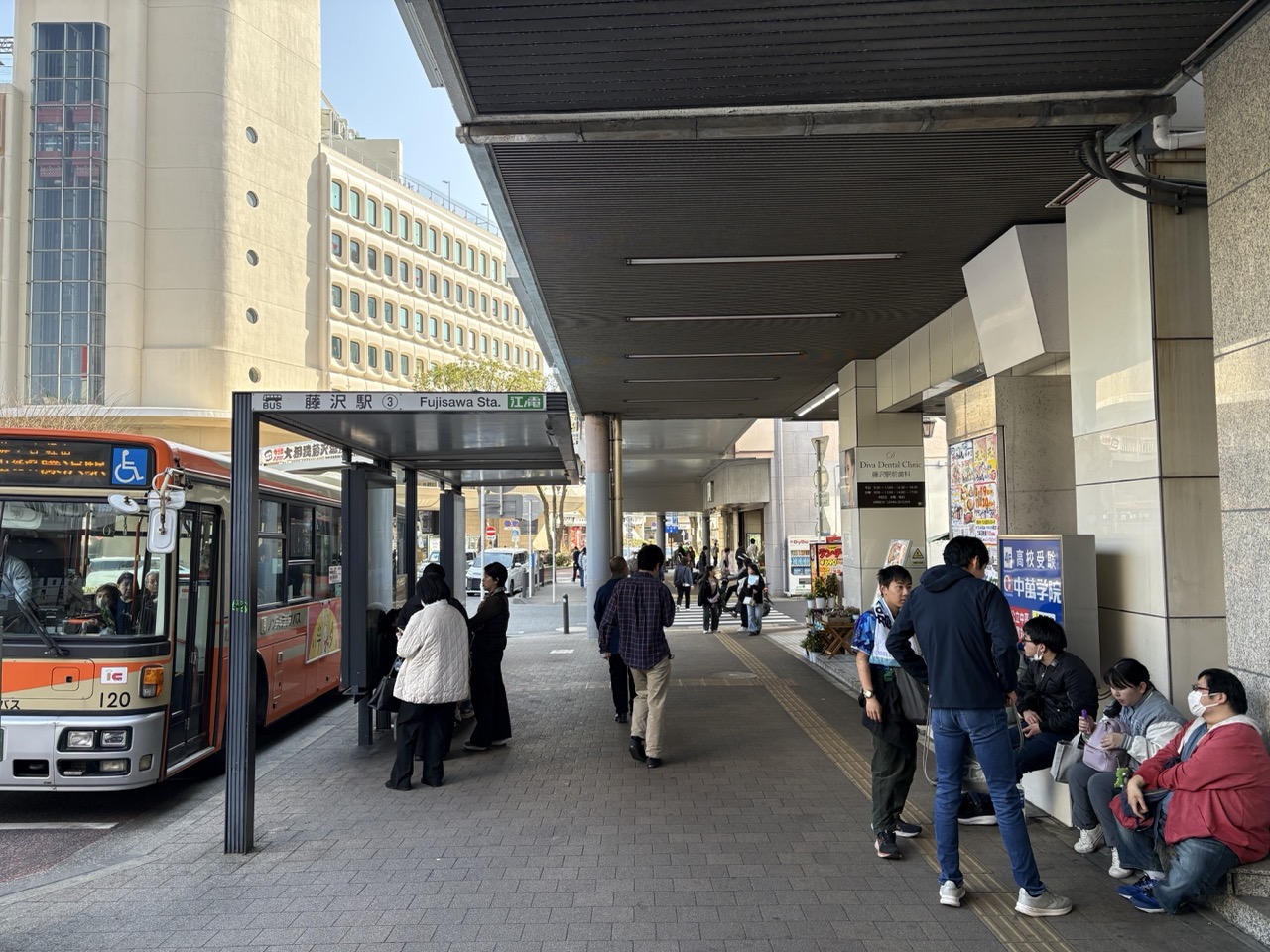 20mほど進み、最初の横断歩道で右の道に入る