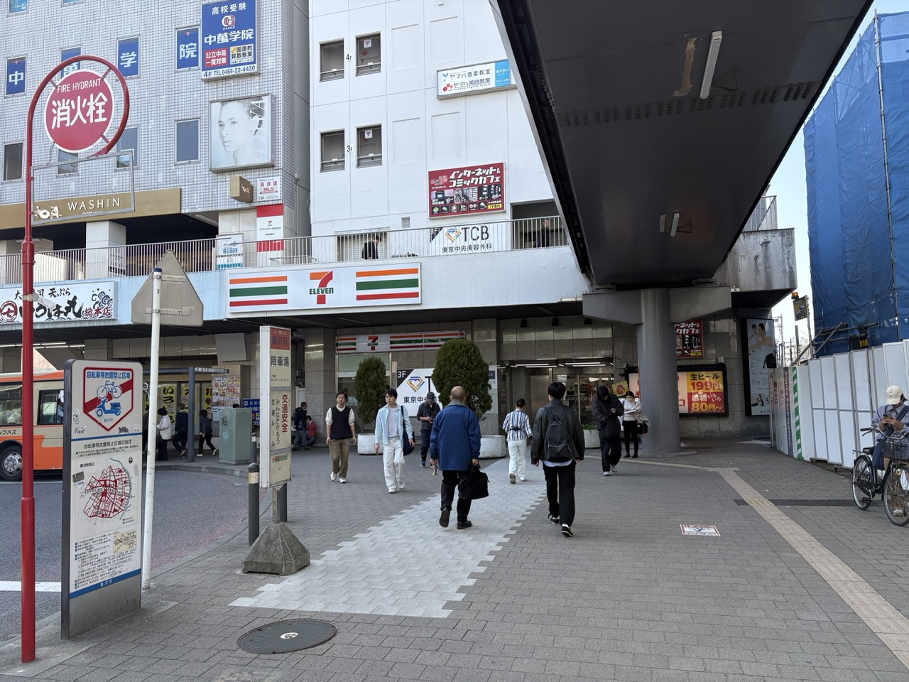 セブンイレブンが見えます。歩道にそって左手に