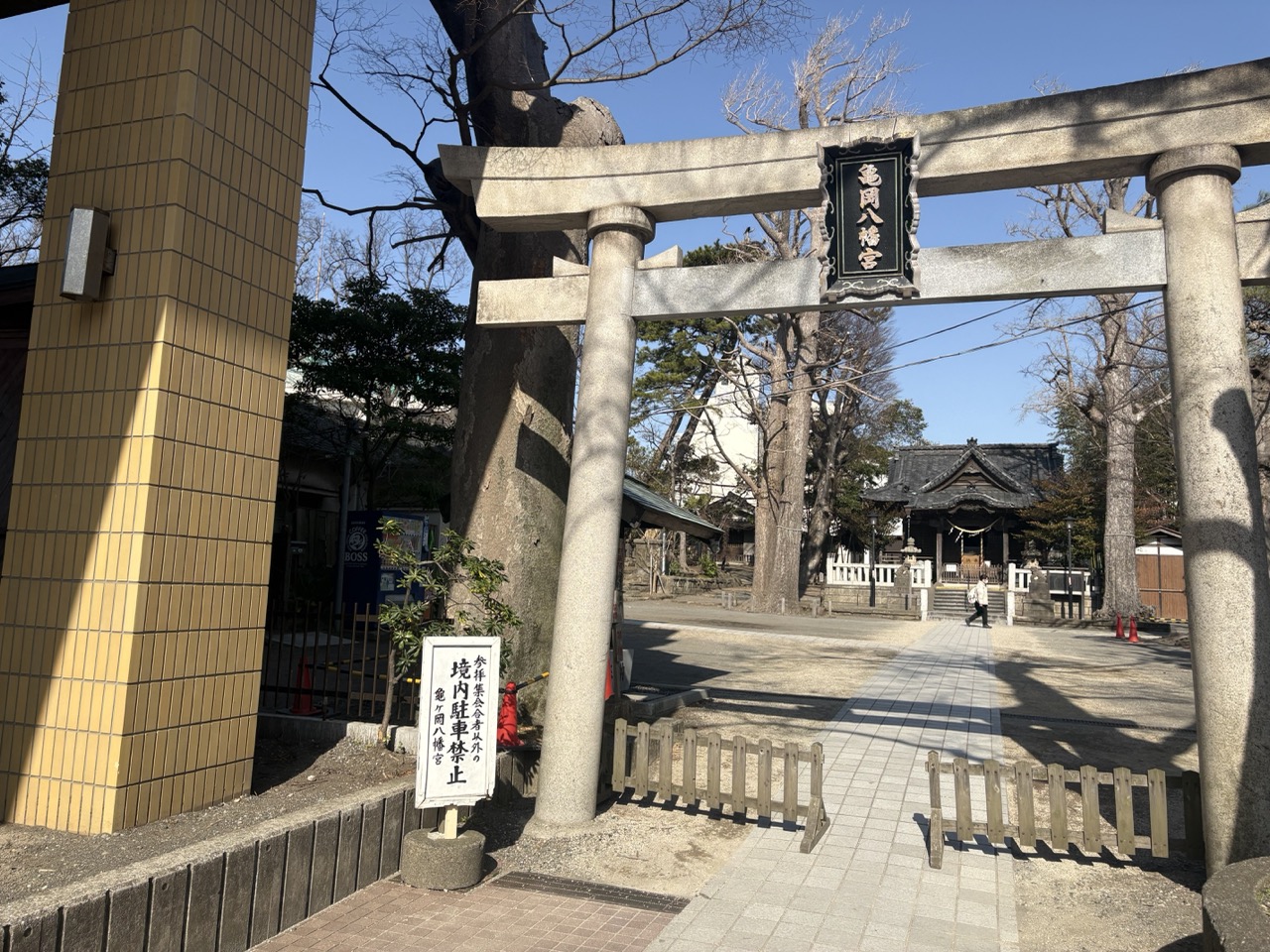 鳥居の前にきました。左を向きます