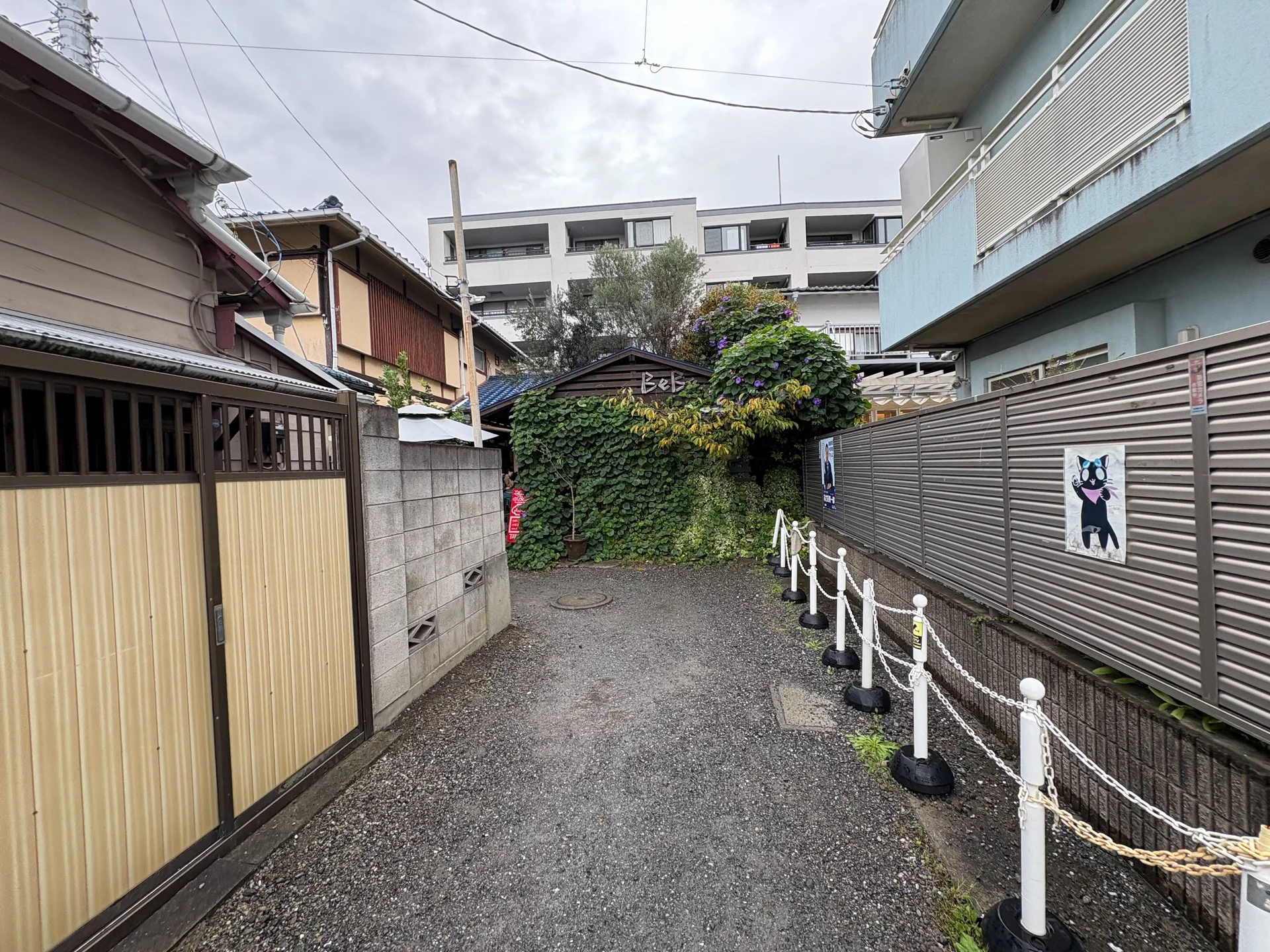 さらに突き当たりにBeBeがあります。左折します