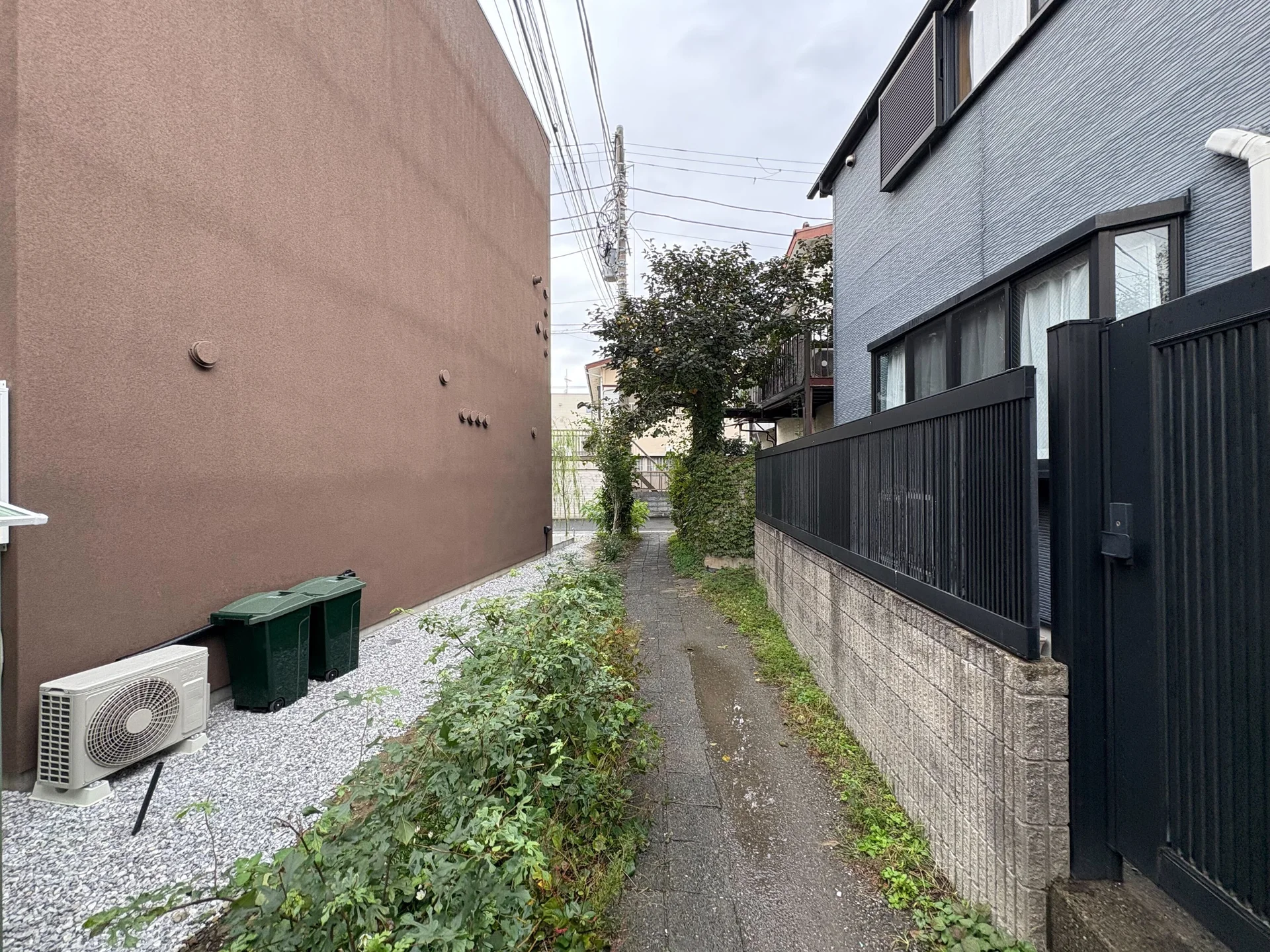 御成サウナの茶色い建物が見えてきました