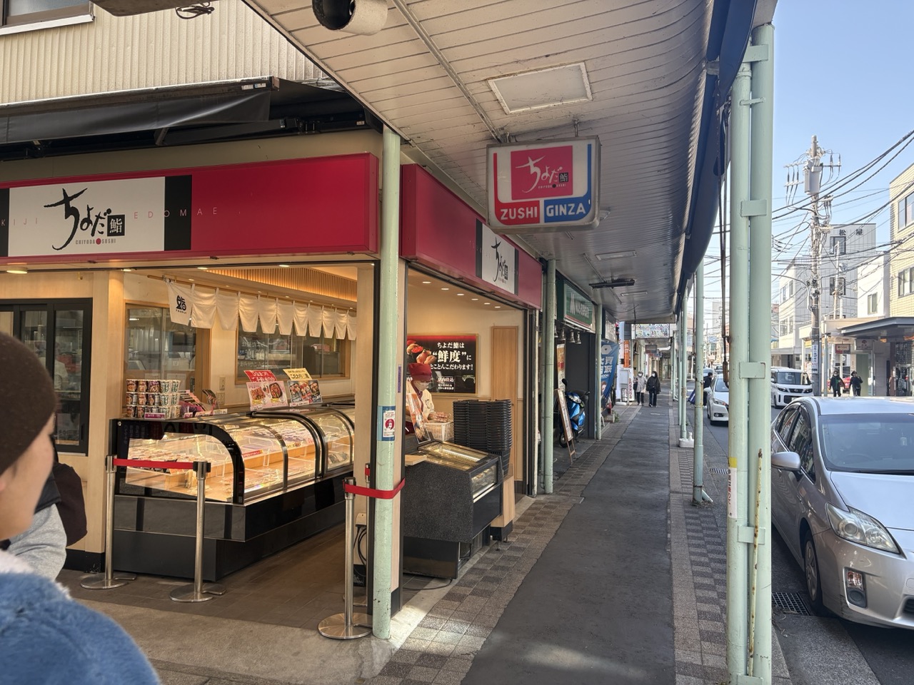 ちよだ寿司の脇の細道に入る