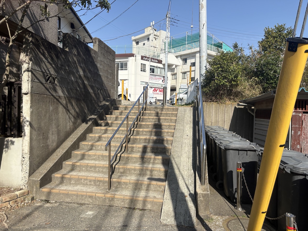 突き当たり右の階段を上がる