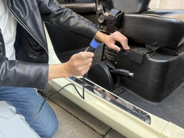 2. 差込口の蓋は占めてください。