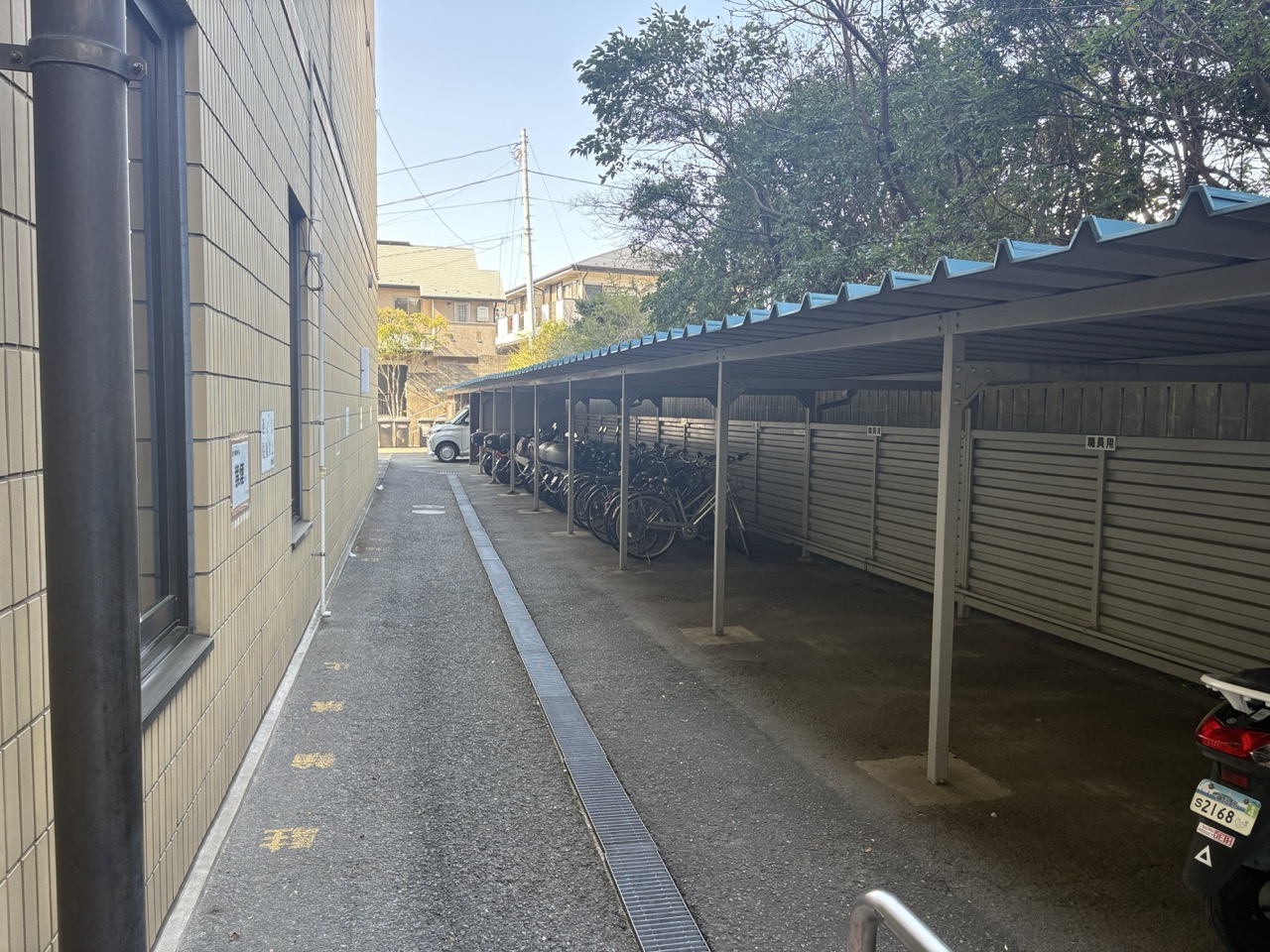 市役所の駐輪場脇を通り