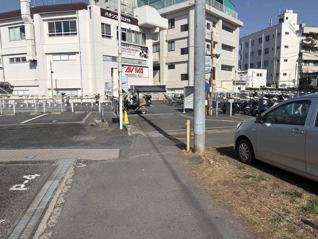 突き当たりの駐輪場を右に