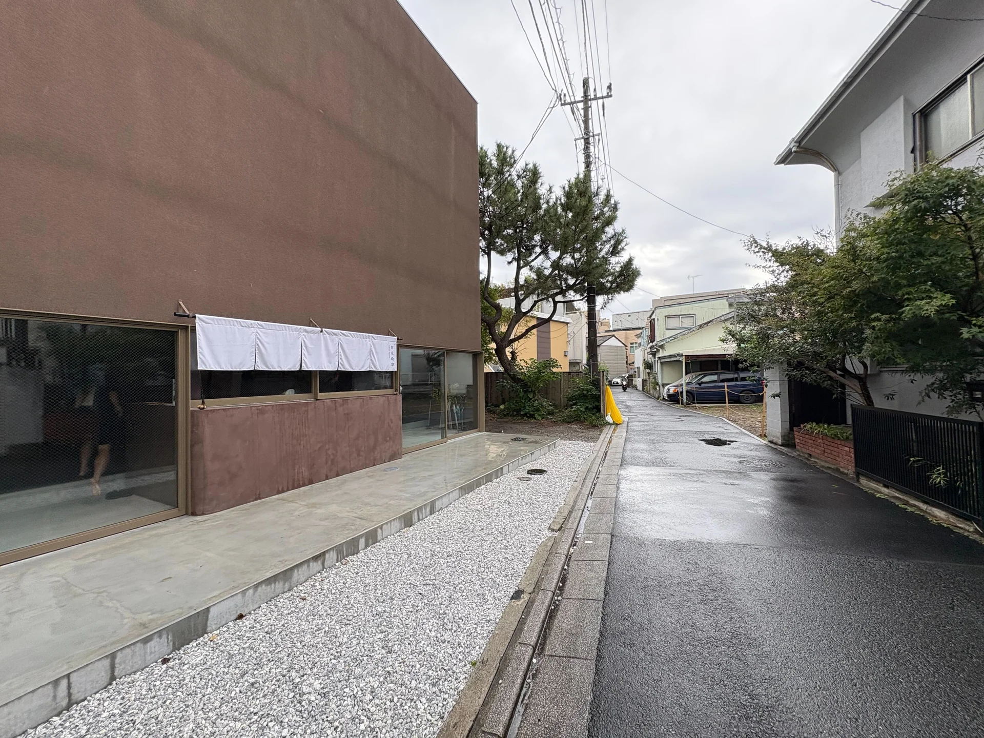 車両は、建物の正面向かって右側にあります