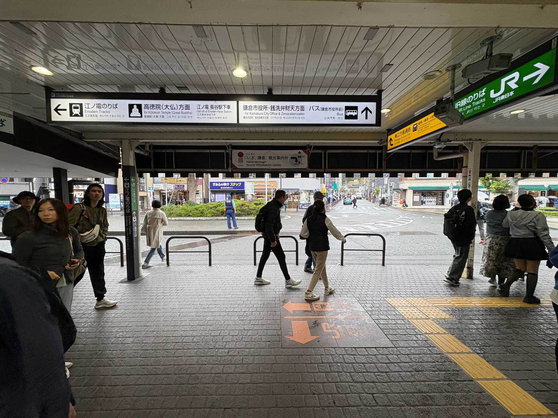 鎌倉駅西口を出て、左に曲がり、御成通りへ向かいます