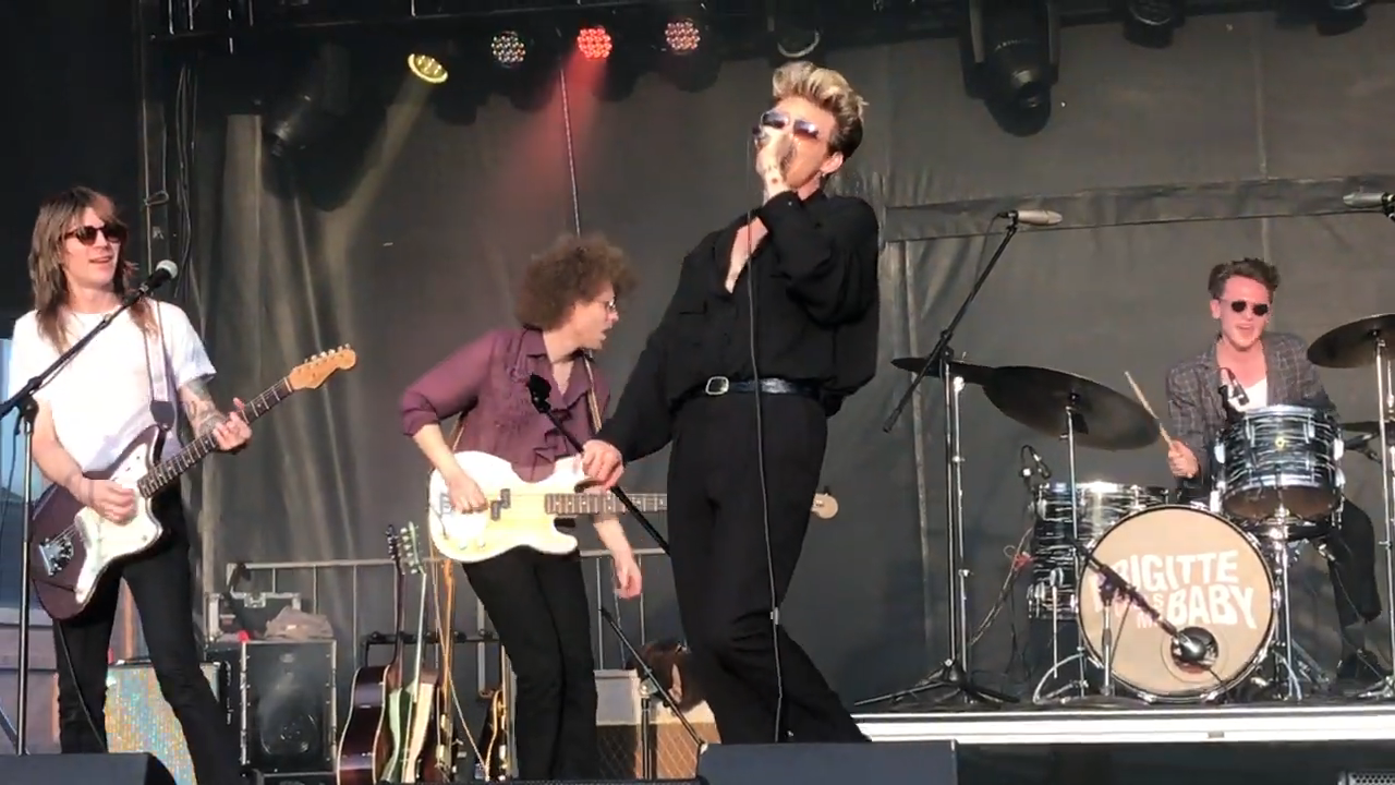Brigitte_Calls_Me_Baby_performing_Palm_of_Your_Hand_live_in_Chicago_(Variant_2).png