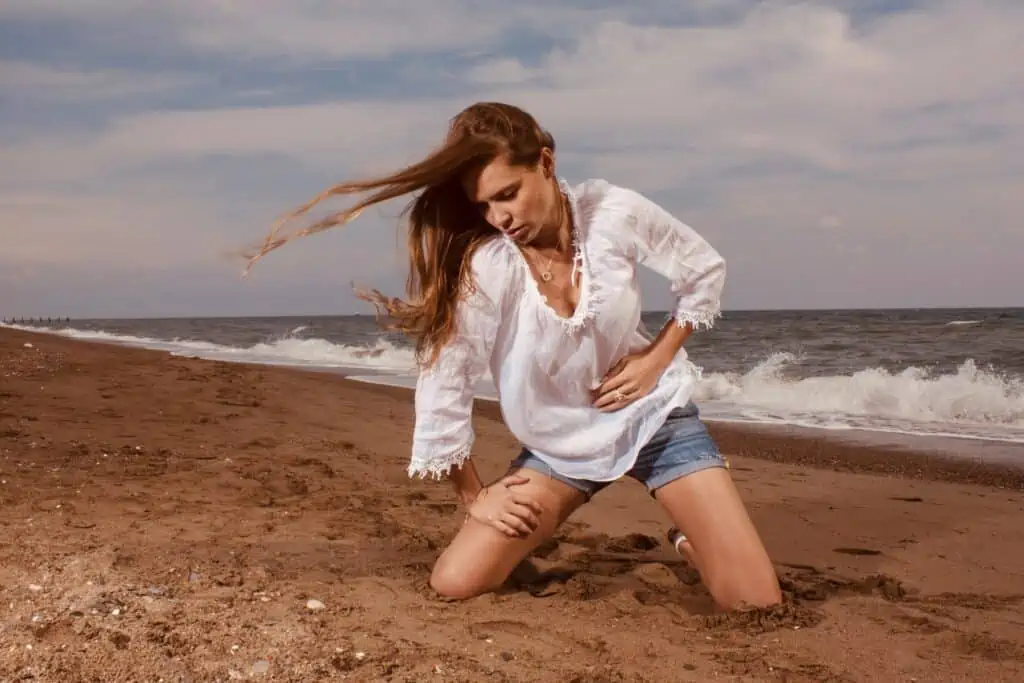 Woman dressing with style on the beach. 