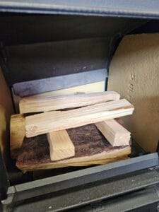 Add softwood logs above the hardwood logs when building a top down fire